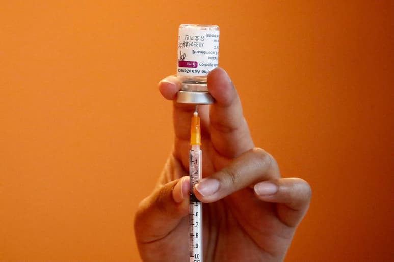 Las principales provincias de Canadá anunciaron este lunes que ampliarán el uso de la vacuna de AstraZeneca contra la COVID-19 a personas de entre 40 y 55 años de edad al mismo tiempo que las autoridades sanitarias del país detectaron un segundo caso de trombosis potencialmente vinculado a la vacuna. (ARCHIVO)