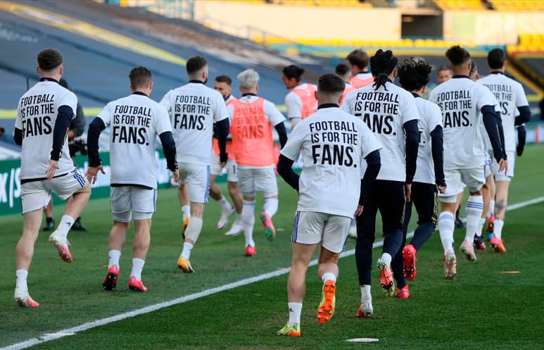 Un grupo de aficionados recibió al autobús del Liverpool en Leeds con cánticos contra la Superliga, después de que el equipo inglés se desvelase como uno de los miembros fundadores del proyecto. (EFE)