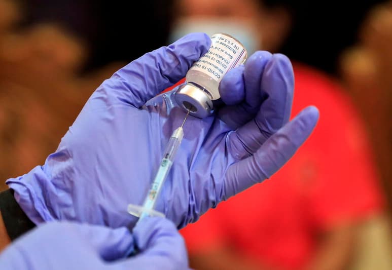 El Instituto de Salud Pública de Chile recomendó el lunes destinar las vacunas de AstraZeneca a las mujeres mayores de 55 años y a los hombres a partir de los 18 años como una medida de precaución ante la notificación de trombosis en vacunados. (ARCHIVO)