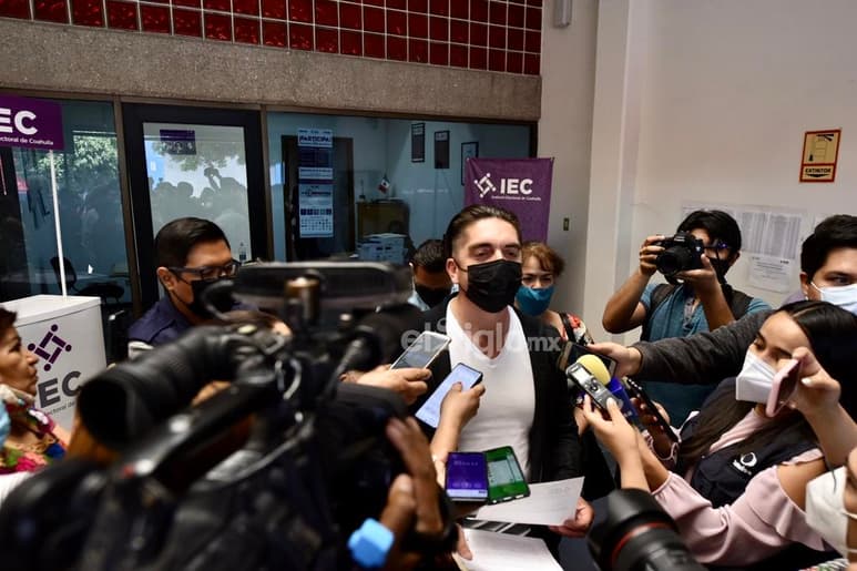 Simpatizantes de Movimiento Regeneración Nacional (Morena) se enfrentaron en el exterior del comité municipal del Instituto Electoral de Coahuila (INE) en Torreón momentos antes de que Luis Fernando Salazar Fernández acudiera a solicitar la revocación de negativa de registro de su candidatura. (ERICK SOTOMAYOR)