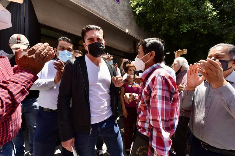 Luis Fernando Salazar acudió ayer al comité municipal del IEC en Torreón para pedir que se le regrese su candidatura a la alcaldía. (ÉRICK SOTOMAYOR)