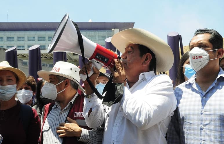 A las 12 del día con 15 minutos de este domingo la Caravana por la Democracia en Guerrero arribó a las oficinas generales del INE.