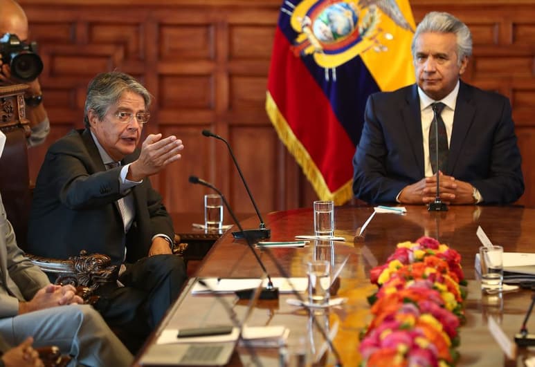 Moreno (d) reconoció que a Lasso (i) le espera un inicio difícil de gobierno, aunque confió en que 'sabrá llevar adelante' al país. (EFE)