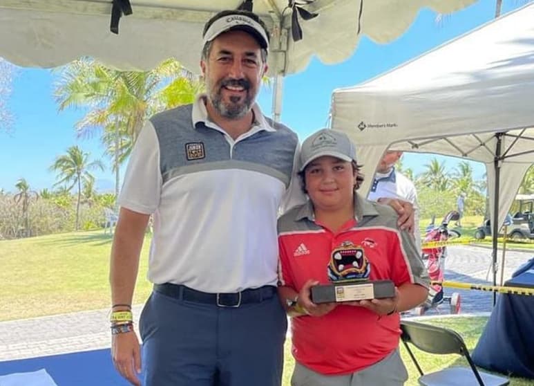 Al Presidente del Comité Nacional Infantil Juvenil, Toño Safa Serratos, le tocó premiar a su hijo Reda Patricio. (ESPECIAL)