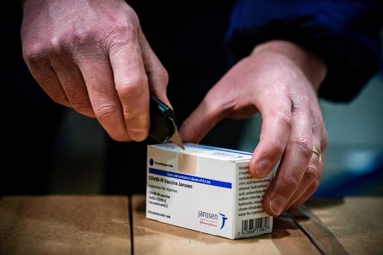 La Agencia Europea del Medicamento (EMA) encontró este martes un 'posible vínculo' entre el desarrollo de coágulos sanguíneos muy raros y la vacuna de la COVID-19 desarrollada por la farmacéutica Janssen, pero confirmó que el balance entre beneficio y riesgo de este preparado sigue siendo 'positivo'. (ARCHIVO)