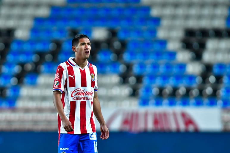 Uriel Antuna no solo se ha ganado los abucheos de los aficionados del Guadalajara, sino también tendrá que pagar una multa económica de 50 mil pesos para infringir el reglamento de prensa del club. (JAM MEDIA)