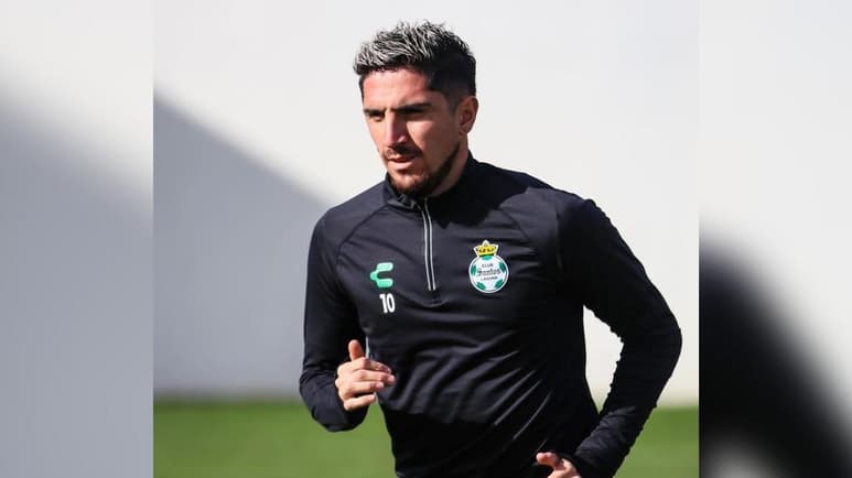 Club Santos informó que Diego Valdés ya está apto para entrenar luego de sufrir una fractura durante un entrenamiento que lo alejó de las canchas desde el pasado mes de enero. (ESPECIAL)