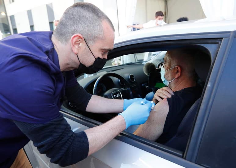 Francia sigue con sus ucis saturadas por pacientes de coronavirus, con cerca de 6,000 internados, mientras la vacunación en el país avanza 'por el buen camino', con uno de cada cuatro adultos franceses vacunados con al menos una inyección, informaron este martes las autoridades sanitarias. (ARCHIVO)