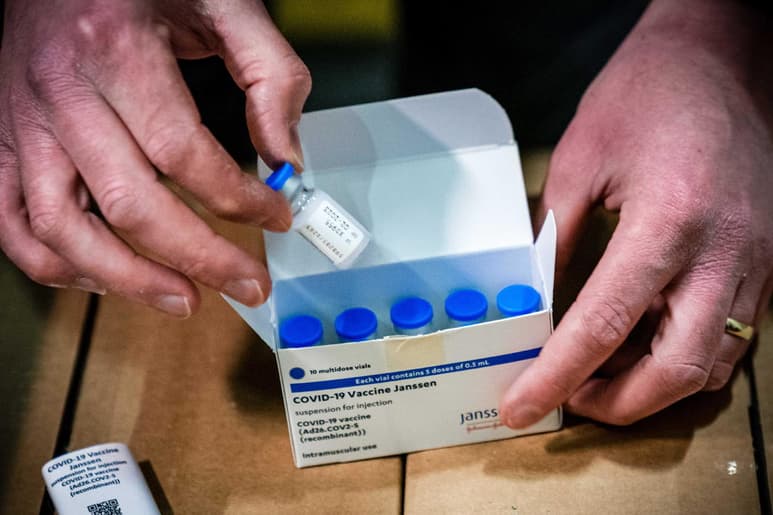 La vacuna de Janssen es 'segura', aseguraron hoy las autoridades sanitarias italianas, que han recomendado 'su uso preferencial a partir de los 60 años', después de que la Agencia Europea del Medicamento (EMA) subrayase que, pese al 'posible vínculo' del fármaco con el desarrollo de coágulos sanguíneos muy raros, el balance entre beneficio y riesgo de este preparado sigue siendo 'positivo'. (ARCHIVO)