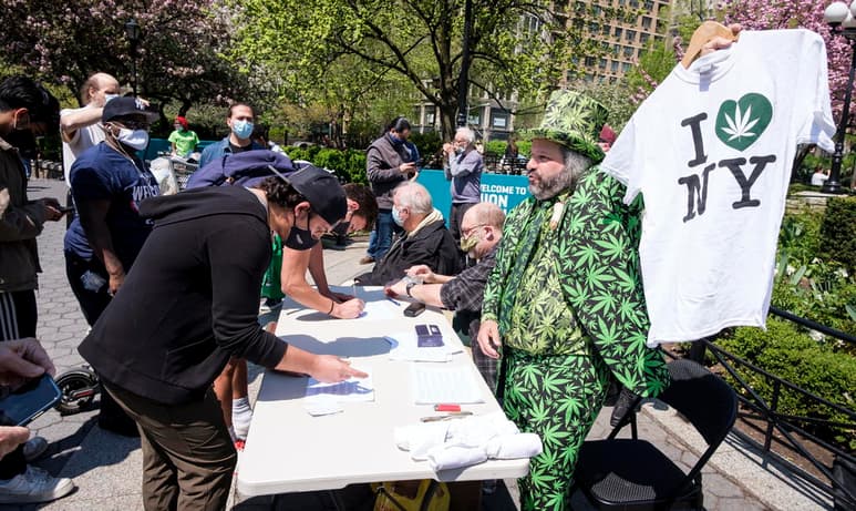 Coincidiendo con el oficioso Día Mundial de la Marihuana, activistas y defensores de su legalización en Nueva York han regalado este martes cigarrillos de esta droga a todas las personas mayores de 21 años y que puedan demostrar que han recibido al menos una dosis de la vacuna contra la COVID-19. (EFE)