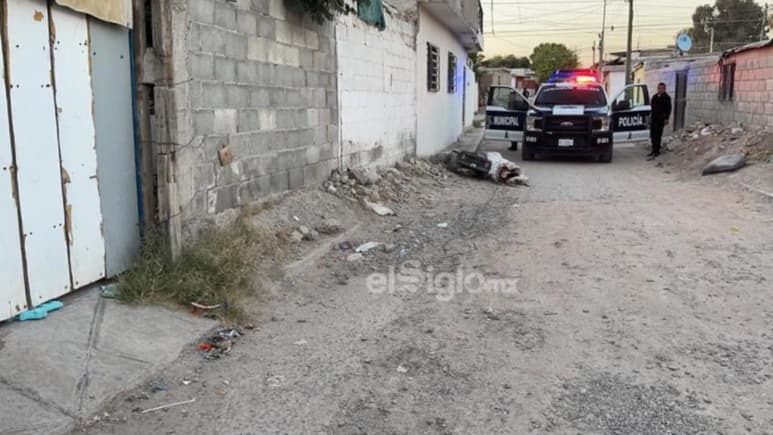El cadáver de Víctor García fue localizado durante las primeras horas de la mañana del lunes, sobre la calle Martín Carrera, de la colonia Tierra Blanca de Gómez Palacio, envuelto en una lona blanca y hule color negro, el cual estaba sobre un carro infantil de plástico en color negro. (ARCHIVO)