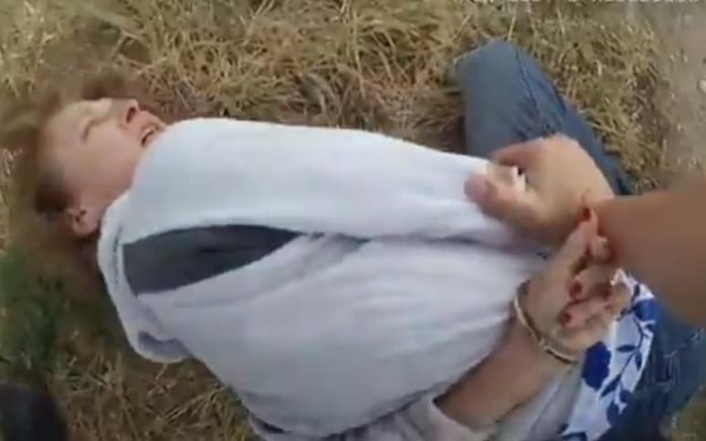 Karen Garner fue detenida mientras caminaba a su casa por un campo en el que cortaba flores silvestres, después de que presuntamente olvidara pagar la cuenta en una tienda comercial (ESPECIAL)