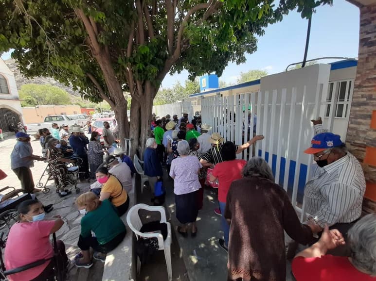 En Villa Juárez hubo adultos mayores que tras enterarse de la vacunación duraron formados desde las 3 de la mañana de este martes y otros desde las 8 de la mañana para esperar la vacuna, misma que comenzó a aplicarse apenas pasadas las 2 de la tarde porque se estaba descongelando.
(EL SIGLO DE TORREÓN)