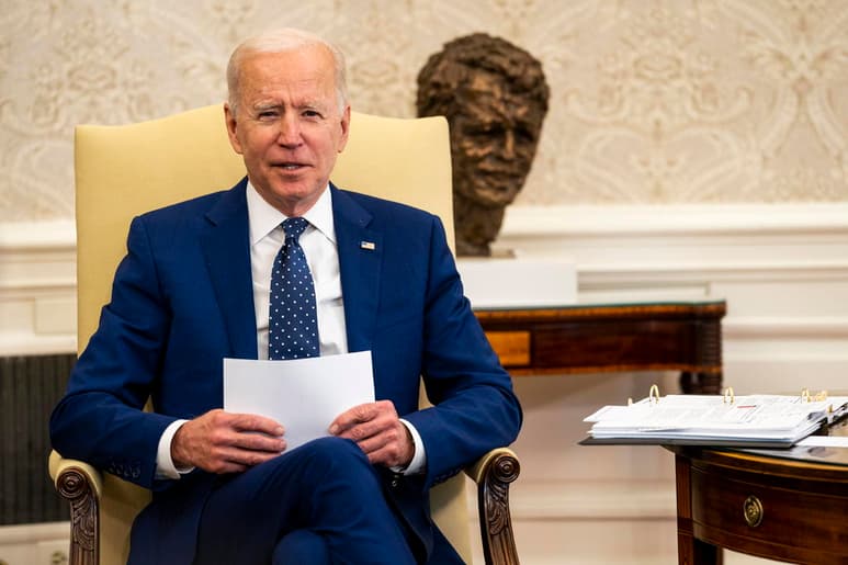El presidente de Estados Unidos, Joe Biden, celebró este martes que se haya hecho 'justicia' en el juicio por la muerte del afroamericano George Floyd en mayo pasado, después de que el expolicía Derek Chauvin fuera declarado culpable de los tres cargos que enfrentaba. (EFE)