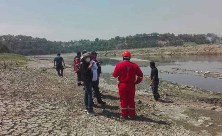 Autoridades de Protección Civil y de la Secretaría del Medio Ambiente de Hidalgo atienden un derrame de combustóleo originado en el emisor central de la refinería Miguel Hidalgo, que desemboca al río Tula, lo que podría afectar el riego de los cultivos de esa región. (ESPECIAL)