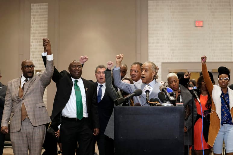 Los familiares y abogados de George Floyd celebraron este martes la condena contra el expolicía Derek Chauvin que asesinó al afroamericano en mayo del año pasado en Mineápolis (Estados Unidos). (AP)