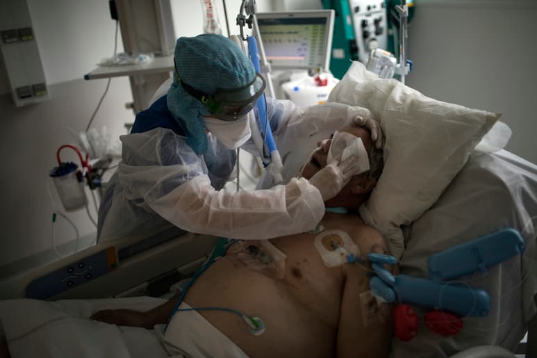Los casos confirmados de coronavirus entre todos los grupos de edad aumentaron un 70 %. (ARCHIVO)