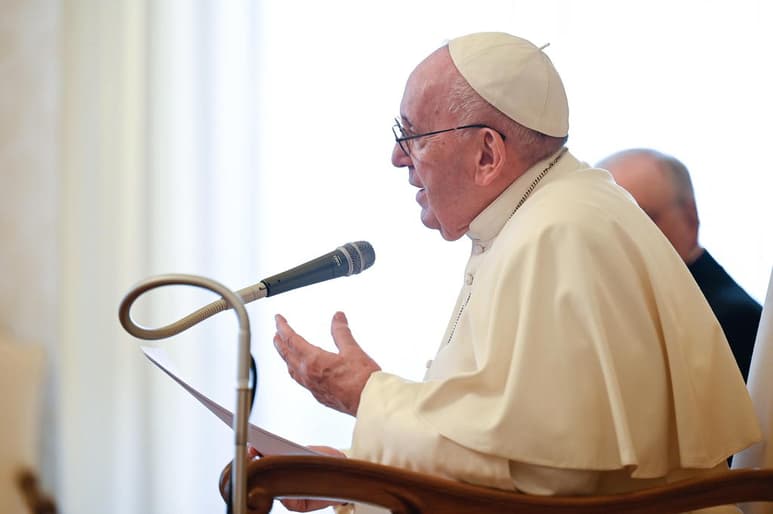 El papa Francisco pidió a la Cumbre Iberoamericana reunida este miércoles una 'vacunación extensiva' para poner fin a la pandemia de la COVID-19, así como una 'distribución equitativa' de los sueros que tenga 'en cuenta las necesidades de todos', especialmente de los 'más vulnerables'. (ARCHIVO)