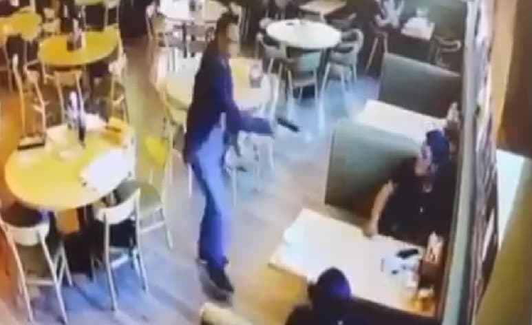 Los hechos quedaron registrados por cámaras de seguridad del restaurante (CAPTURA)