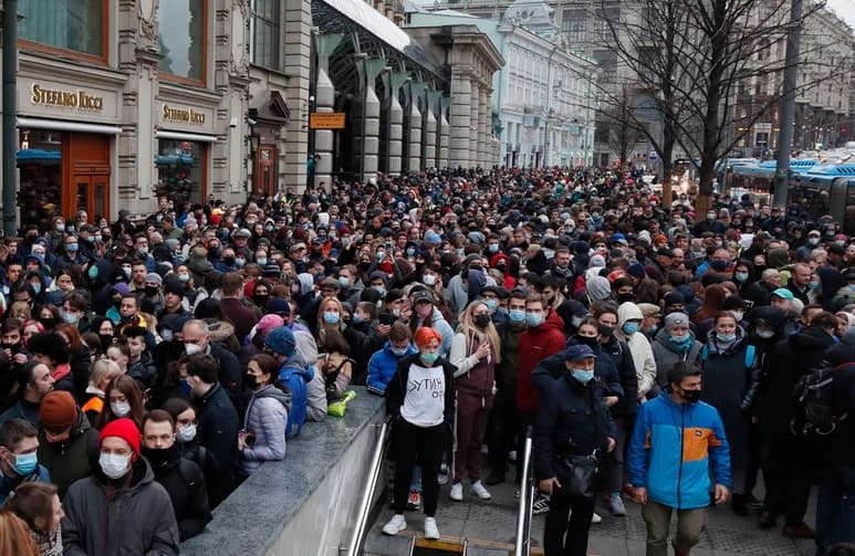 arios miles de personas se concentraron hoy en el centro de Moscú para pedir la liberación del líder opositor Alexéi Navalni, en huelga de hambre desde finales de marzo en una cárcel rusa. (EFE)