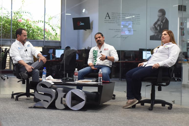 Fernando Izaguirre, del PAN, Shamir Fernández, del PRI, y Rosa Isela Piña, de la coalición Morena, PT y PVEM, candidatos a la diputación federal del distrito 06, que abarca el oriente de Torreón, así como los municipios de Matamoros y Viesca, participaron en el foro organizado por El Siglo. (JESÚS GALINDO)