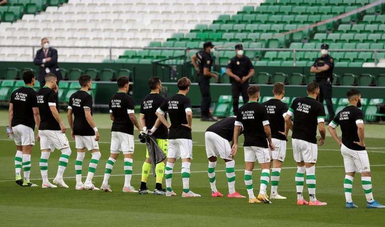 La formaciones iniciales del Betis y el Athletic han saltado al campo este miércoles, en los prolegómenos del partido de la trigésima primera jornada de LaLiga Santander que disputan en el estadio Benito Villamarín, con camisetas en las que incluyen lemas en disconformidad de con la creación de la Superliga Europea. (EFE)