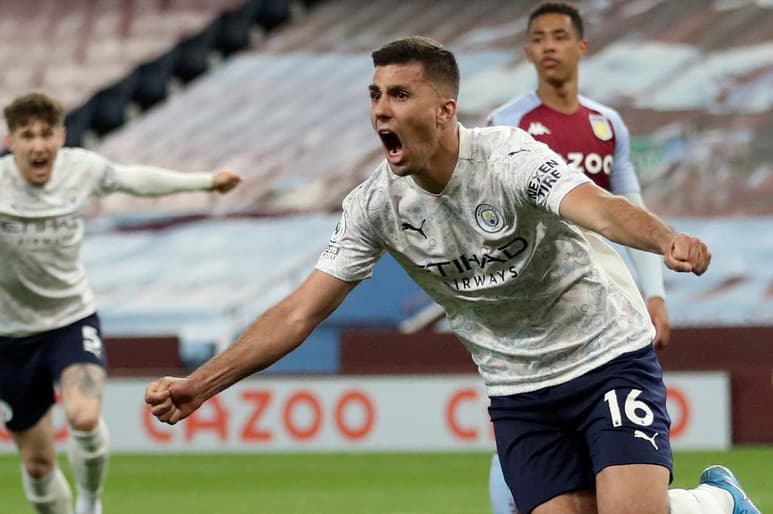 El Manchester City logró la victoria contra el Aston Villa (1-2) en un partido que tuvo que remontar y en el que jugó durante 15 minutos con un futbolista menos por la expulsión de John Stones. (AP)