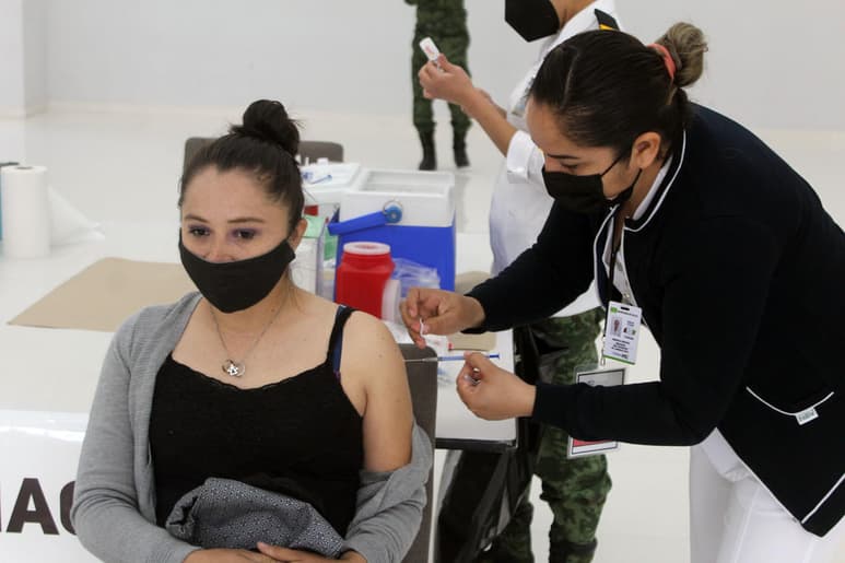 Ante la falta de respuesta para la aplicación de una vacuna antiCOVID, personal médico se manifestó en la Secretaría de Salud de Saltillo. (ARCHIVO)