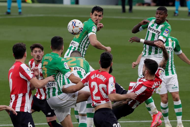 El Betis aguantó el empate a cero inicial en el Benito Villamarín en un partido que jugó casi en su totalidad con un futbolista menos por la expulsión en el minuto 11 con roja directa del francés Nabil Fekir, circunstancia que no aprovechó el Athletic Club, que no fue el claro dominador del choque ante un rival que nunca perdió la fe en la victoria. (EFE)