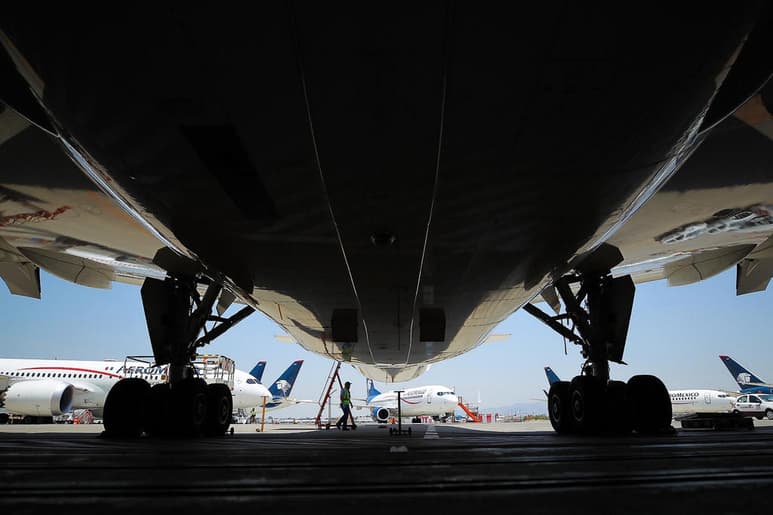 Con el fin de mejorar la seguridad en el transporte aéreo del país y uniformar el marco legal con las normas y métodos recomendados por la Organización de Aviación Civil Internacional (OACI), el presidente Andrés Manuel López Obrador envió a la Cámara de Diputados una iniciativa de reforma a la Ley de Aviación Civil. (ARCHIVO)