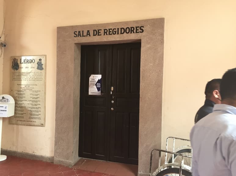 Distintas personas han solicitado a los regidores de Lerdo apoyo para comprar medicinas.