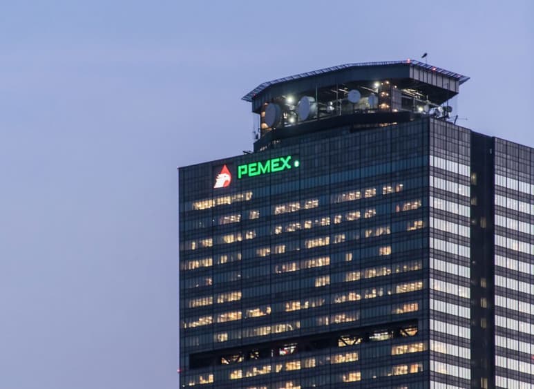 Pemex está buscando obtener recursos hasta de trabajadores jubilados fallecidos.