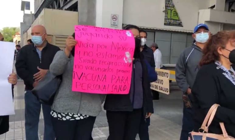 Una centena de trabajadores médicos se manifestaron en las oficinas de la Secretaría de Salud.
