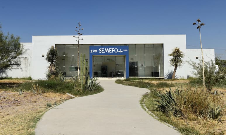 El cadáver de la pequeña fue trasladado a las instalaciones del Servicio Médico Forense (Semefo) para la práctica de la necropsia. (EL SIGLO DE TORREÓN)