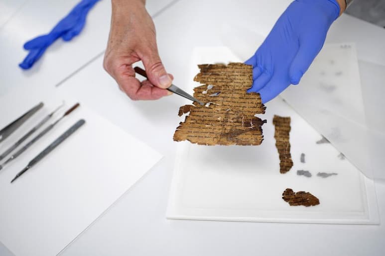 Los Manuscritos del Mar Muerto, que entre otros textos, incluyen las copias más antiguas de la llamada Biblia hebrea, habrían sido escrito por varios escribas, según un análisis del Gran Rollo de Isaías para el que se ha usado la inteligencia artificial. (ESPECIAL)