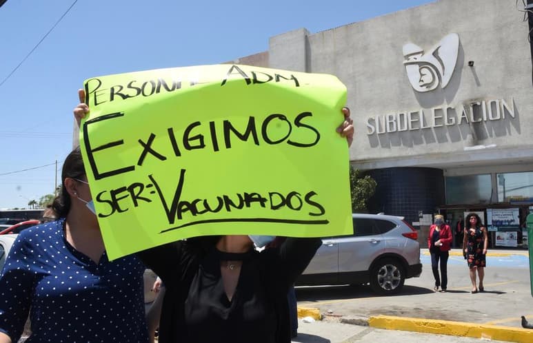 La institución informó que la inmunización se realiza de acuerdo con la Política Nacional de Vacunación contra el virus SARS-CoV-2 para la prevención de COVID-19 en México.
(JESÚS GALINDO)