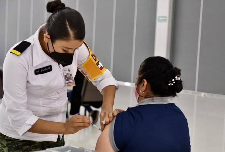 Cada hora, son vacunados entre 200 y 240 docentes en el Centro de Convenciones mientras que en el campo militar cada 60 minutos son inmunizadas entre 300 y 360 personas. (ERICK SOTOMAYOR)
