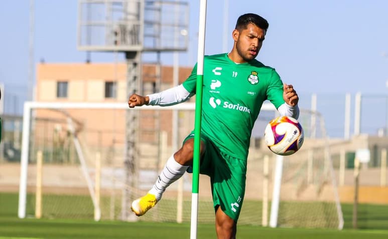 El cambiar algunos hábitos, ha sido la clave para el “Mudo” Aguirre, tener un mejor rendimiento con Santos Laguna en la Liga MX. El de San Pedro de las Colonias, agradeció a sus compañeros los consejos recibidos. (ESPECIAL)