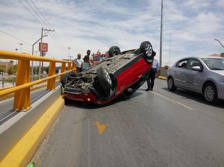 Perdió el control del volante, chocó con las ballenas que delimitan los carriles, para luego volcar y deslizarse así, en descenso sobre el puente. (EL SIGLO DE TORREÓN)