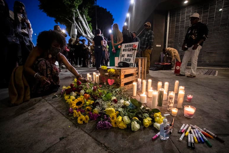 Cientos de personas acudieron este jueves a una iglesia de Minneapolis (EUA) para dar su último adiós a Daunte Wright, un joven negro que murió recientemente por el disparo de una agente de policía. (ARCHIVO)