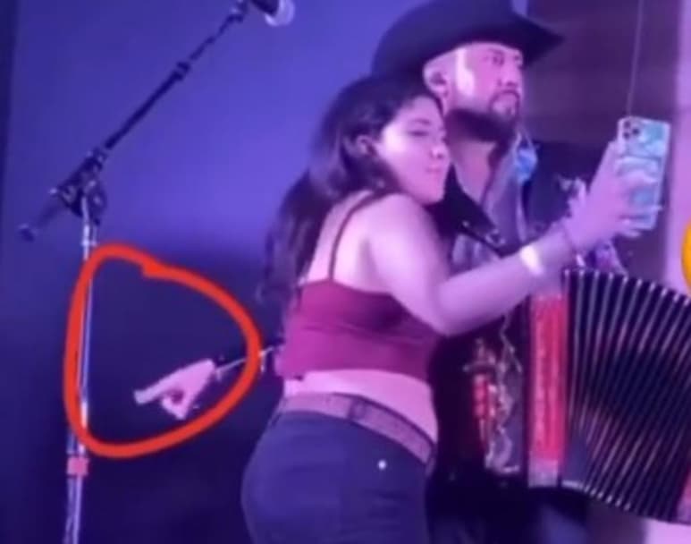 El pasado miércoles comenzó a viralizarse en TikTok un video del grupo La Energía Norteña discriminando supuestamente a una fan que se subió al escenario para tomarse selfies con los integrantes. (Especial)
