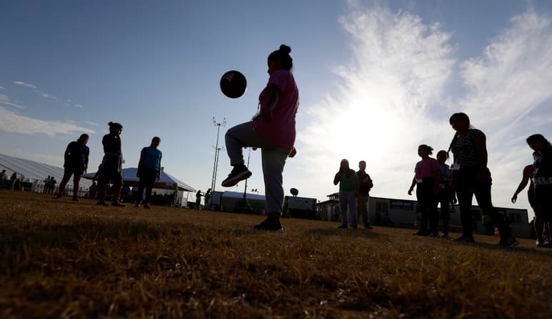 Un albergue federal de emergencia en California empezó a recibir a niños migrantes procedentes de instalaciones fronterizas en lo que los defensores de derechos esperan que signifique una mejora en la atención que reciben. (AP)