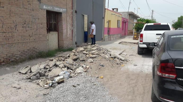 El departamento de Parques y Jardines de San Pedro procederá a la aplicación de las multas a aquellas personas que no han retirado escombro o materiales para construcción que se encuentren al exterior de los domicilios y que obstruyan el libre tránsito de las personas. (MARY VÁZQUEZ)