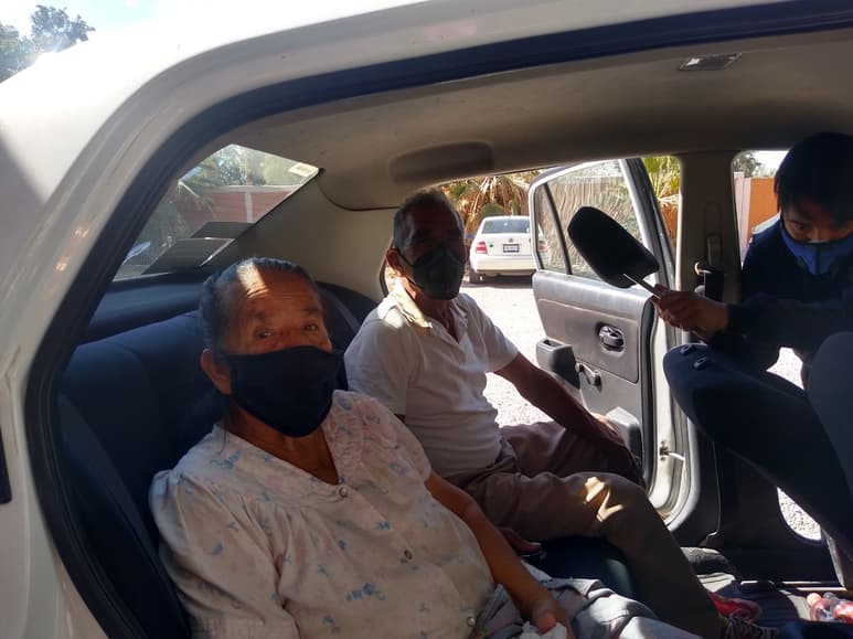 Voluntarios se unen para que Luisa y su esposo Tomás recibieran su vacuna en Matamoros, pues acudieron al Centro de Convenciones y se negaron, puesto que solo vacunarían a maestros. (EL SIGLO DE TORREÓN)