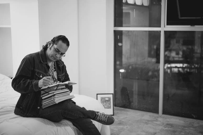 Coahuilense. Las letras de Luis Jorge Boone emplean a Monclova y sus alrededores para construir el ambiente de sus textos literarios.