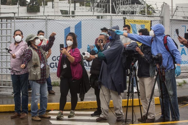La Sociedad Interamericana de Prensa (SIP) urgió este viernes a los Gobiernos de Latinoamérica dar prioridad de vacunación a los periodistas como trabajadores esenciales que son y ante la muerte de más de 500 empleados de medios debido a la COVID-19, y les pidió una mayor transparencia en la información sobre la pandemia. (ARCHIVO)