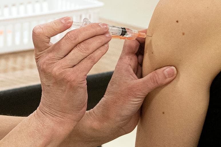 Estados Unidos ha detectado hasta este viernes al menos 15 casos confirmados de coágulos, entre los que hay trombosis cerebrales, en mujeres a las que se les ha administrado la vacuna contra la COVID-19 de Janssen, filial belga de Johnson&Johnson (J&J). (AP)