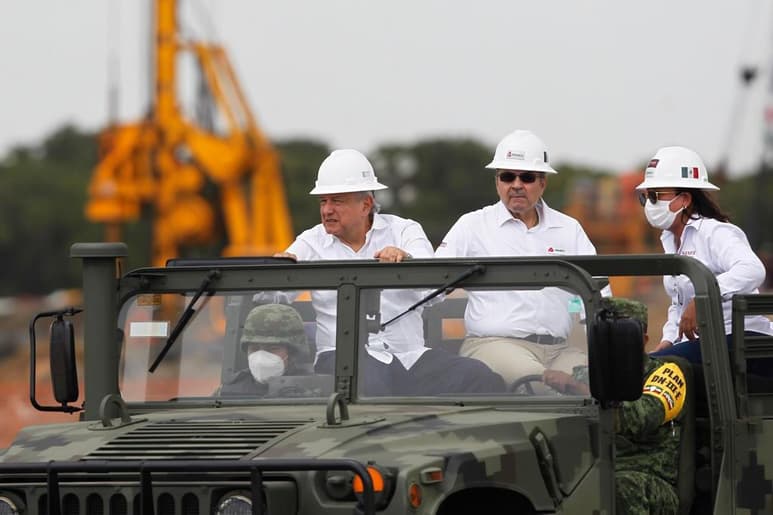 El presidente Andrés Manuel López Obrador informó que en su tercera gira privada por la veda electoral recorrerá varias refinerías este fin de semana para supervisar su rehabilitación. (ARCHIVO)