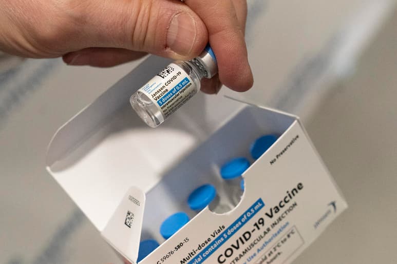 Estados Unidos autorizó este viernes la reanudación 'de inmediato' del uso de la vacuna de Janssen, filial belga de Johnson&Johnson (J&J), después de que su administración quedase prácticamente suspendida hace diez días por varios casos de trombosis en mujeres. (AP)