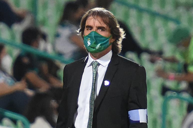 El uruguayo Guillermo Almada es el director técnico con mejor efectividad en la historia de Santos, pero ha fallado en repesca y liguilla. (ARCHIVO)